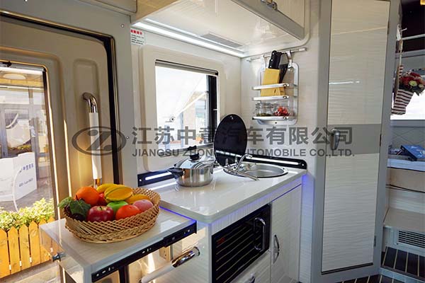 中意SZY5045XLJ进口自动挡双拓展依维柯C型房车